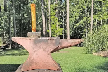 An anvil and hammer at the Lago Luna Metal Art Studio